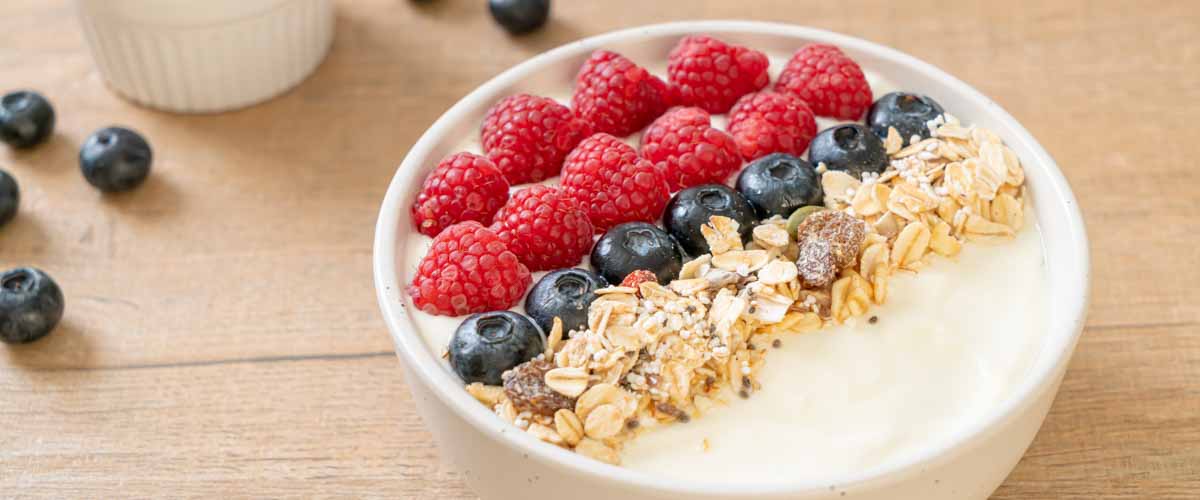 jogurt naturalny i świeże owoce - produkty zalecane w diecie moczanowej